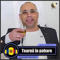 Toarnă în pahare